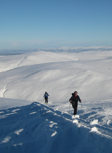 Brilliant snow conditions high on the hill. The descent was on excellent cold winter snow, all the way back to the car.