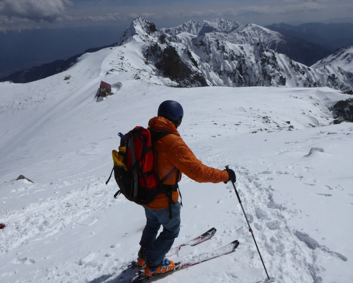 Skking for the summit of Kisokomagadake. 